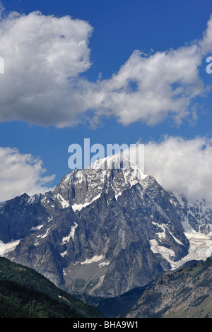 Wolken bilden über den Mont-Blanc-Massiv betrachtet aus Italien Stockfoto