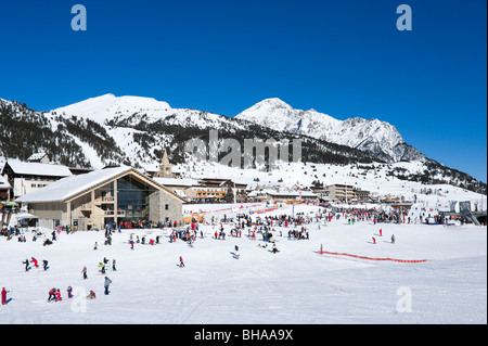 Blick über die Hänge im Zentrum des Ferienortes Montgenevre, Milchstraße Skigebiet, Hautes Alpes, Frankreich Stockfoto