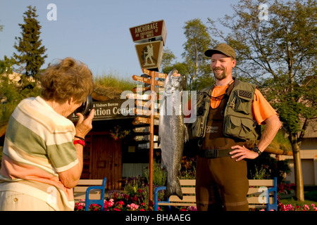 Mann stellt w/King Lachs Downtown Anchorage digitale AK SC Sommer ACVB Kabine Stockfoto