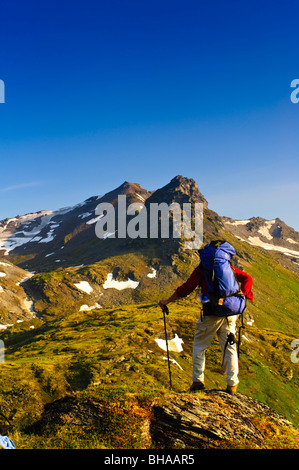 Ein Mann in der Nähe von Hatcher Pass in den Talkeetna Bergen mit kahlen Bergrücken im Hintergrund, Yunan Alaska Rucksackreisen Stockfoto