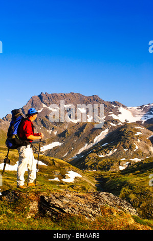 Ein Mann in der Nähe von Hatcher Pass in den Talkeetna Bergen mit kahlen Bergrücken im Hintergrund, Yunan Alaska Rucksackreisen Stockfoto