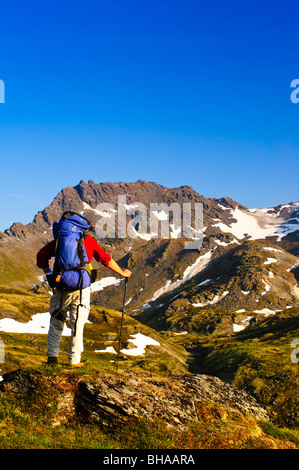 Ein Mann in der Nähe von Hatcher Pass in den Talkeetna Bergen mit kahlen Bergrücken im Hintergrund, Yunan Alaska Rucksackreisen Stockfoto