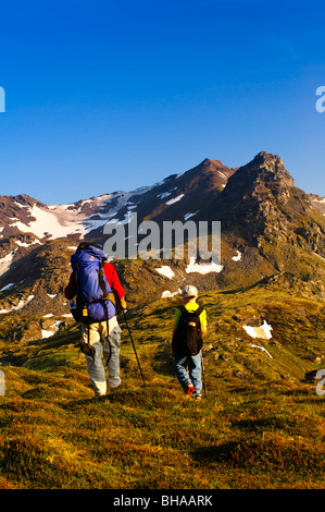 Vater und Sohn Rucksackreisen in der Nähe von Hatcher Pass in Talkeetna Mountains, Yunan Alaska, Sommer Stockfoto