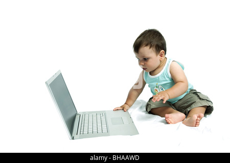 Baby auf Laptop-computer Stockfoto