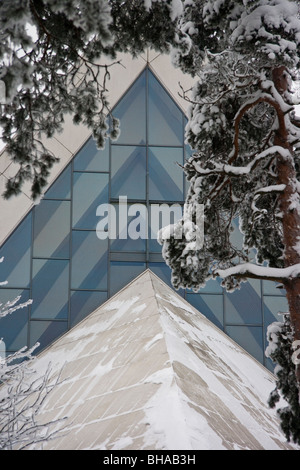 Moderne Kirche hinter gefrorenen eisigen verschneiten Bäumen in Hyvinkää, Finnland Stockfoto