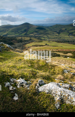 Ein Blick auf die majestätischen Clwydian Hügel oder Clwydian Hügel Hügel für den Ausläufern von Bryn Alyn in Flintshire Wales in Richtung Moel Eithinen und darüber hinaus, Wales Stockfoto