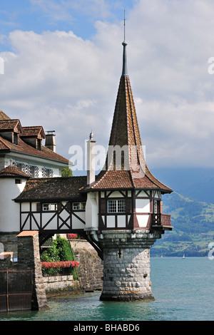 Die Schweizer Schloss Oberhofen entlang den Thunersee / Thunersee in den Berner Alpen, Berner Oberland, Schweiz Stockfoto