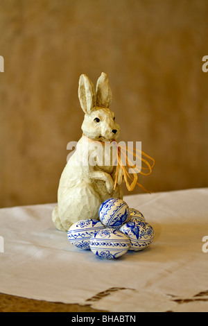 Osterhase mit Hand bemalten Eiern Stockfoto