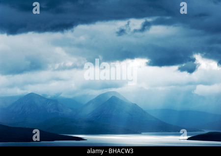 Die Cuillin Skye, gesehen vom oberen Rand der Bealach Na Ba pass in der Nähe von Applecross Stockfoto