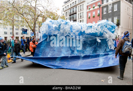 Die "Welle" der größte jemals Demonstration am Klimawandel, London 12.05.09 Modell der blaue Welle Stockfoto