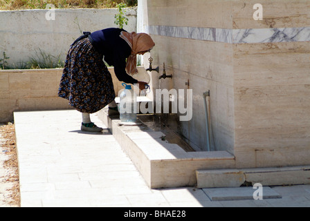 Tippen Sie auf türkischen Dorffrauen sammeln Trinkwasser aus kommunalen Dorf Stockfoto