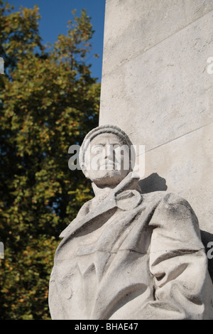 Nahaufnahme der Statue vertreten Handelsmarine Seemann (von Charles Wheeler) am Tower Hill Memorial, London, UK. Stockfoto