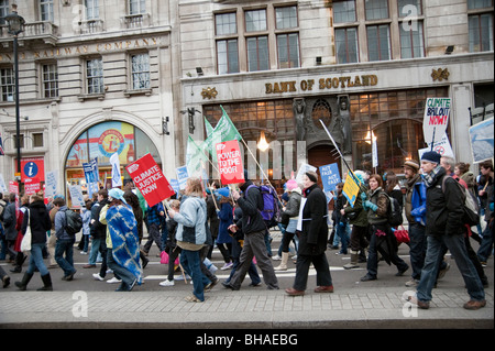 "Die Welle" der größte jemals Demonstration am Klimawandel, London 12.05.09 Demonstranten marschieren vorbei an der Bank of Scotland Stockfoto