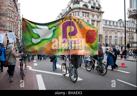 Die "Welle" der größte jemals Demonstration am Klimawandel, London 12.05.09 Positive TV Banner Stockfoto