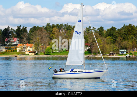 Yacht und Häuser in Stockholms Skärgården (Stockholmer Schären), Schweden Stockfoto