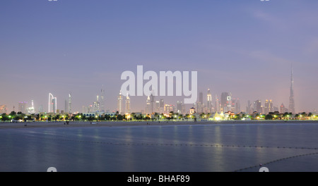 Skyline von Dubai-Stadt in der Dämmerung. Jumeirah Beach Park im Vordergrund. Vereinigte Arabische Emirate Stockfoto