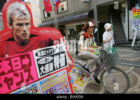 Werbung und Vermerke, die von westlichen Berühmtheiten in Tokio, Japan. Stockfoto