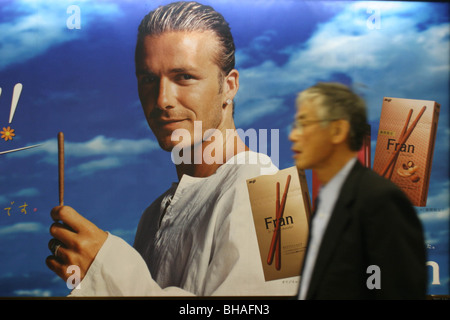 Werbung und Vermerke, die von westlichen Berühmtheiten in Tokio, Japan. Stockfoto