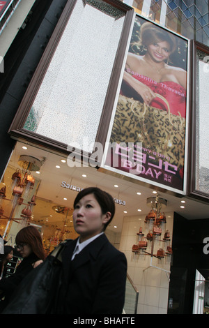 Werbung und Vermerke, die von westlichen Berühmtheiten in Tokio, Japan. Stockfoto