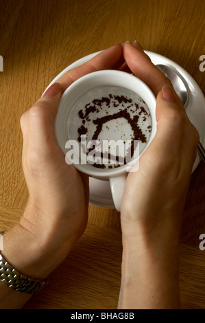 Frau Haus in Teeblätter betrachten Stockfoto