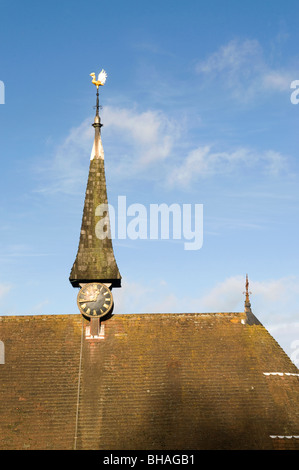 Der Turm der St.-Markus Kirche in Peaslake, Surrey. Stockfoto