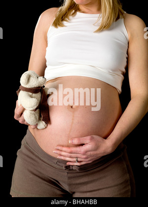 Schwangere Frau mit Kindes Teddybär Stockfoto