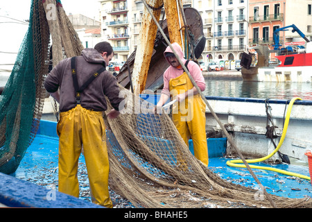 Fischer, löschen ihre Trawler ist net in Sète, Frankreich größte Fischereihafen am Mittelmeer Stockfoto