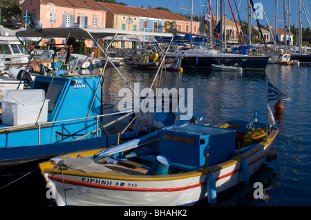 Angelboote/Fischerboote im Hafen in Fiskardo, Kefalonia, die Ionische Inseln, Griechenland Stockfoto