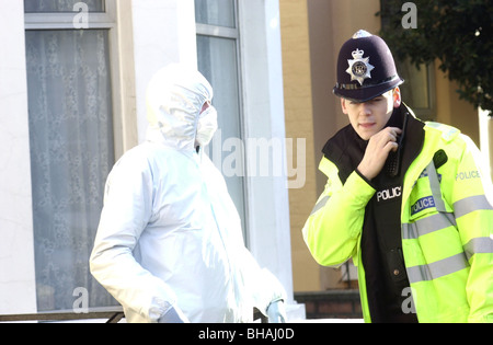 Schauplatz des Verbrechens Offizier beobachtet, wie ein Wachtmeister eine Nachricht nach einem tödlichen Angriff UK radios. Stockfoto