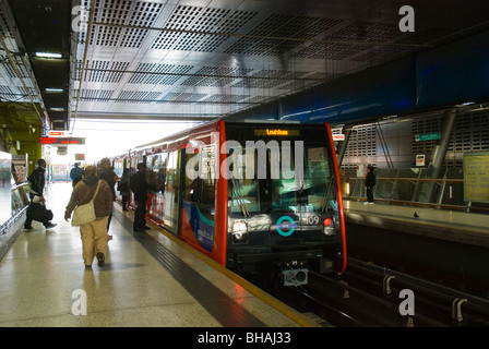 Heron Quay DLR Station Canary Wharf Isle of Hunde London England UK Europe Stockfoto