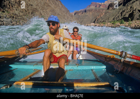 Bootsmann Rudern eine Dory durch Stromschnellen auf dem Colorado River, Grand Canyon National Park, Arizona, USA Stockfoto