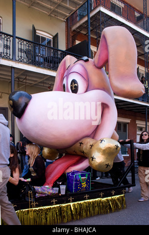 Karneval-Schwimmer in der Barkus-Parade. French Quarter, New Orleans, LA, USA. Stockfoto