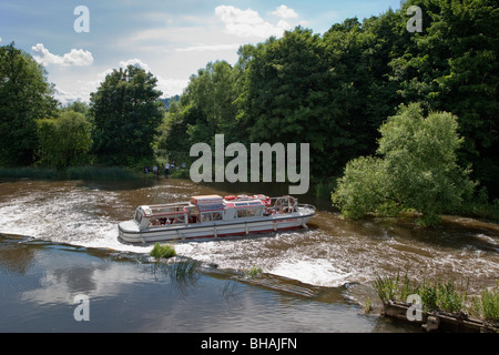 WEHR AM FLUSS AVON NR BATHAMPTON MIT AUSFLUGSSCHIFF Stockfoto