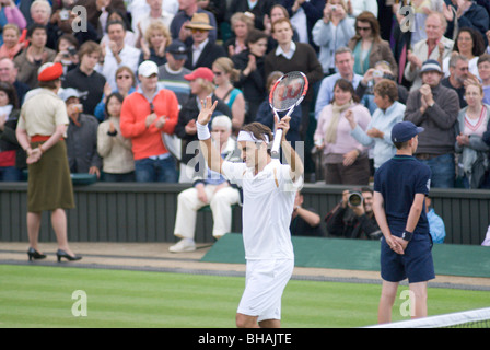 Roger Federer auf dem Centrecourt in Wimbledon, Großbritannien Stockfoto