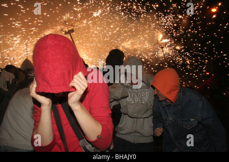 Teufel und Wunderkerze Feuerwerk während La Merce-Festival in Barcelona, Spanien Stockfoto