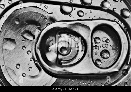 Ring-Pull-Getränke kann. Makro-Bild mit Wassertropfen. Stockfoto