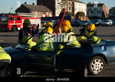 Feuerwehrleute üben RTC Bergung Verfahren Stockfoto