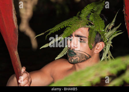 Maori Ruderer tragen traditionelle Kleidung tragen ein Ruder während kulturelle Zeremonie, Rotarua, Nordinsel, Neuseeland NZ Stockfoto