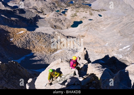 Bergsteiger auf der Nordost Grat des Bear Creek Spire, John Muir Wilderness, Berge der Sierra Nevada, Kalifornien Stockfoto