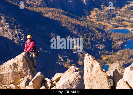 Bergsteiger auf der Nordost Grat des Bear Creek Spire, John Muir Wilderness, Berge der Sierra Nevada, Kalifornien Stockfoto