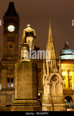 Chamberlain Quadrat zeigt die Chamberlain-Denkmal, Statue, Rathaus. Birmingham City Centre, Birmingham, England Stockfoto