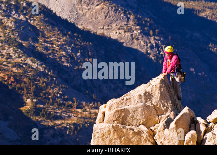 Bergsteiger auf der Nordost Grat des Bear Creek Spire, John Muir Wilderness, Berge der Sierra Nevada, Kalifornien Stockfoto