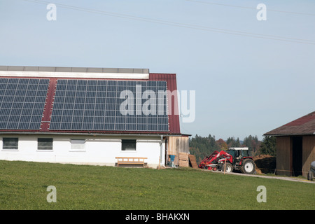 Sonnenkollektoren auf dem Dach einer Scheune Füssen Bayern installiert Stockfoto