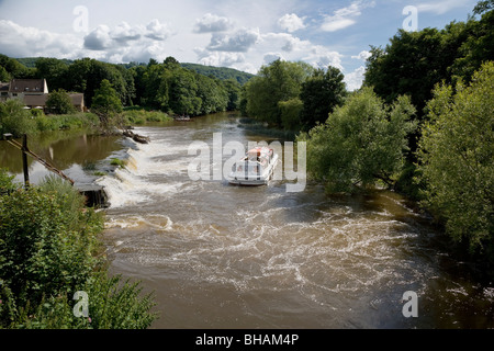 WEHR AM FLUSS AVON NR BATHAMPTON MIT AUSFLUGSSCHIFF Stockfoto