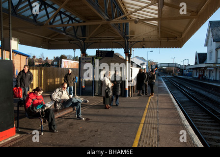 Passagiere warten auf Zug am Bahnhof Bahnsteig Petersfield Stockfoto