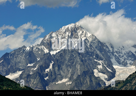 Wolken bilden über den Mont-Blanc-Massiv betrachtet aus Italien Stockfoto