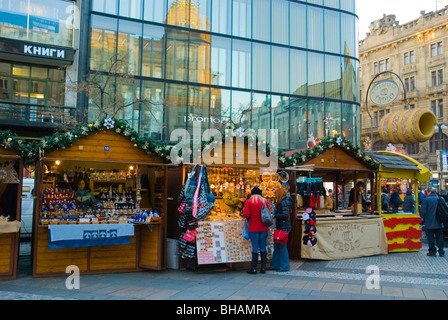 Weihnachtsmarkt am Vaclavske Namesti Platz in Mitteleuropa Prag Tschechische Republik Stockfoto