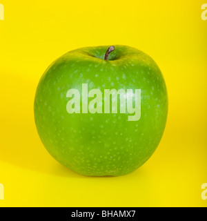 Obst auf einem gelben Hintergrund mit einem Farbverlauf fotografiert. Stockfoto