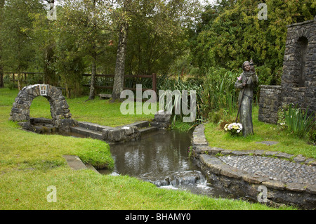 Saint Brigid Statut und heiligen Brunnen. Stockfoto