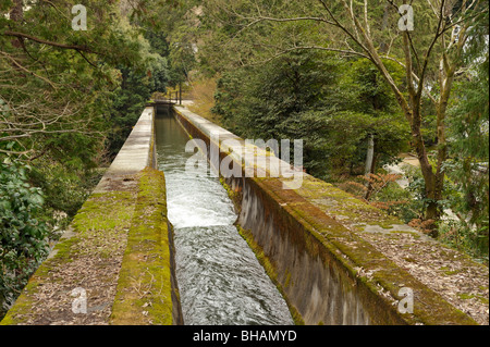 Wasser-Aquädukt von Lake Biwa-Ko durch Nanjenji Tempel Bezirke, Kyoto JP Stockfoto